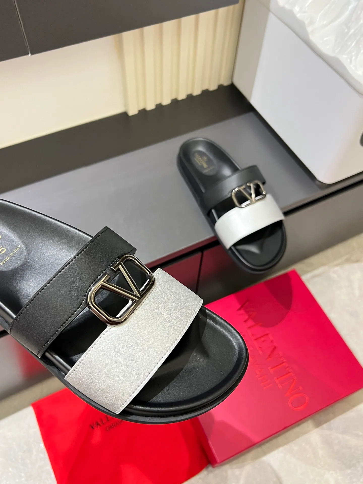 Men's shoes 💰p300 VALENTINO Men's 🧍‍♂️ Spring and summer new style metal logo flat slippers, elegant sandals, the same style worn by celebrities, original molding, imported calfskin. Rubber outsole. Soft and durable, full set of counter packaging size: 39-44 (.45.46 customized)